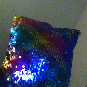 i am selling this pillow!!